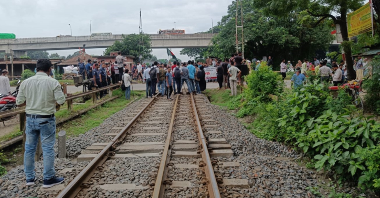 উত্তরাঞ্চল-ঢাকা রেলপথ আটকে দিলো শিক্ষার্থীরা