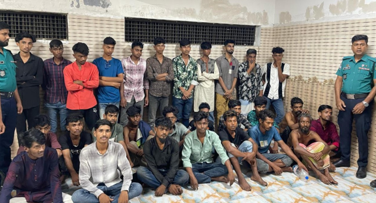 কারওয়ানবাজারে সাঁড়াশি অভিযান, ৩০ অপরাধী গ্রেফতার