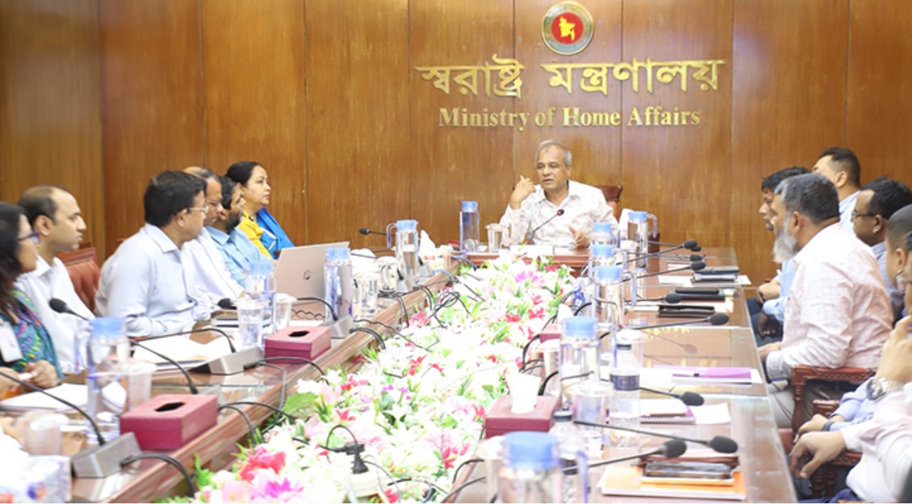 প্রজাতন্ত্রের কর্মচারীরা কোনো দলের লেজুড়বৃত্তি করতে পারবে না: স্বরাষ্ট্র উপদেষ্টা
