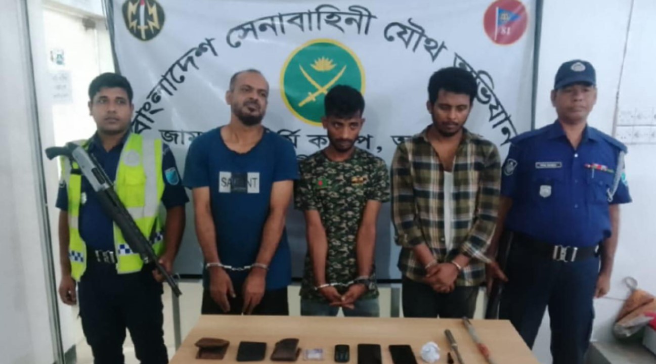 সাভারের আশুলিয়ায় ৩ ছিনতাইকারী আটক