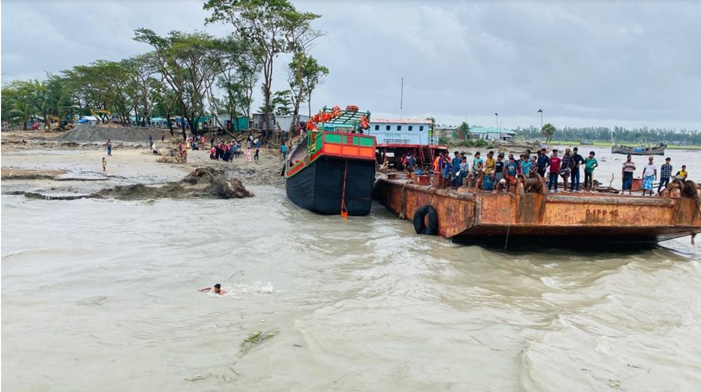 উপকূলে বইছে ঝোড়ো বৃষ্টি, সাগর উত্তাল  