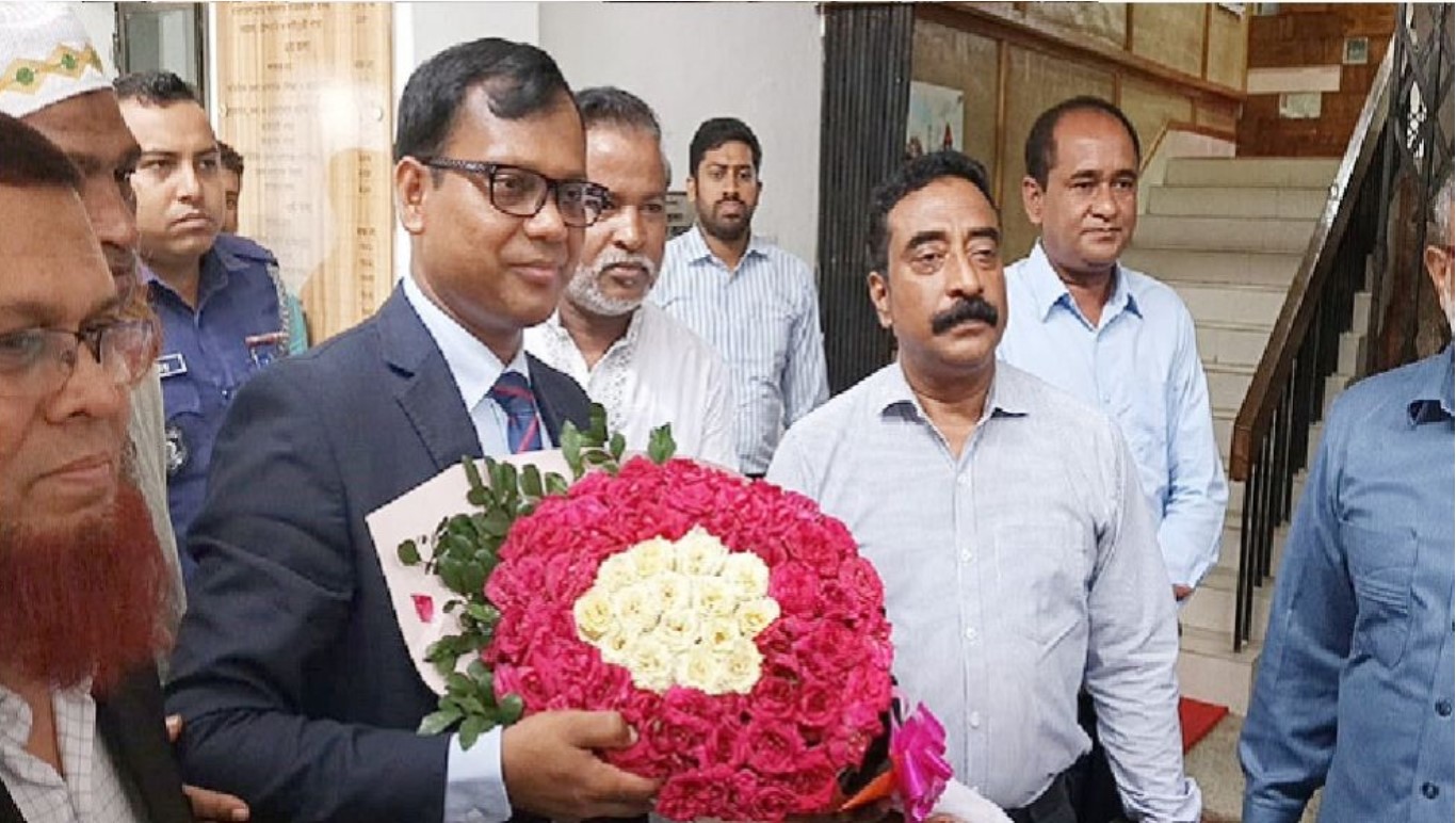 সিলেটের নতুন ডিসি সারওয়ার আলম দায়িত্ব গ্রহণ করলেন 