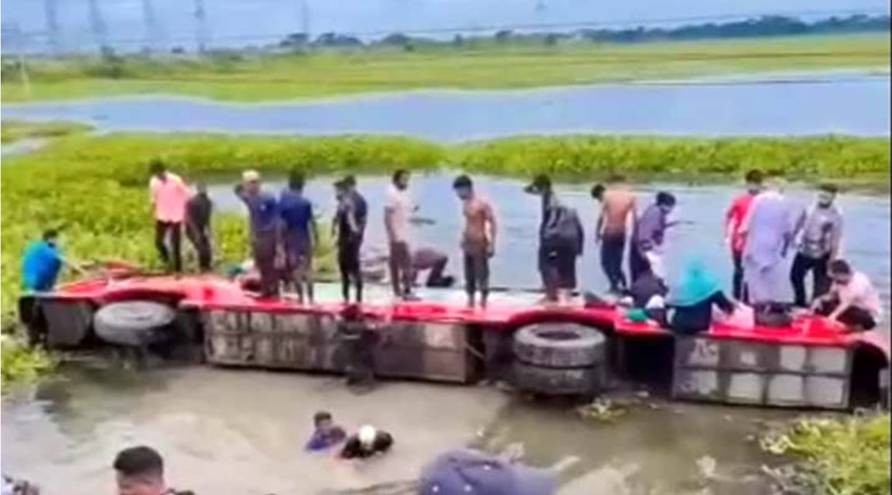 গোপালগঞ্জের মুকসুদপুরে যাত্রীবাহী বাস খাদে, আহত ১০