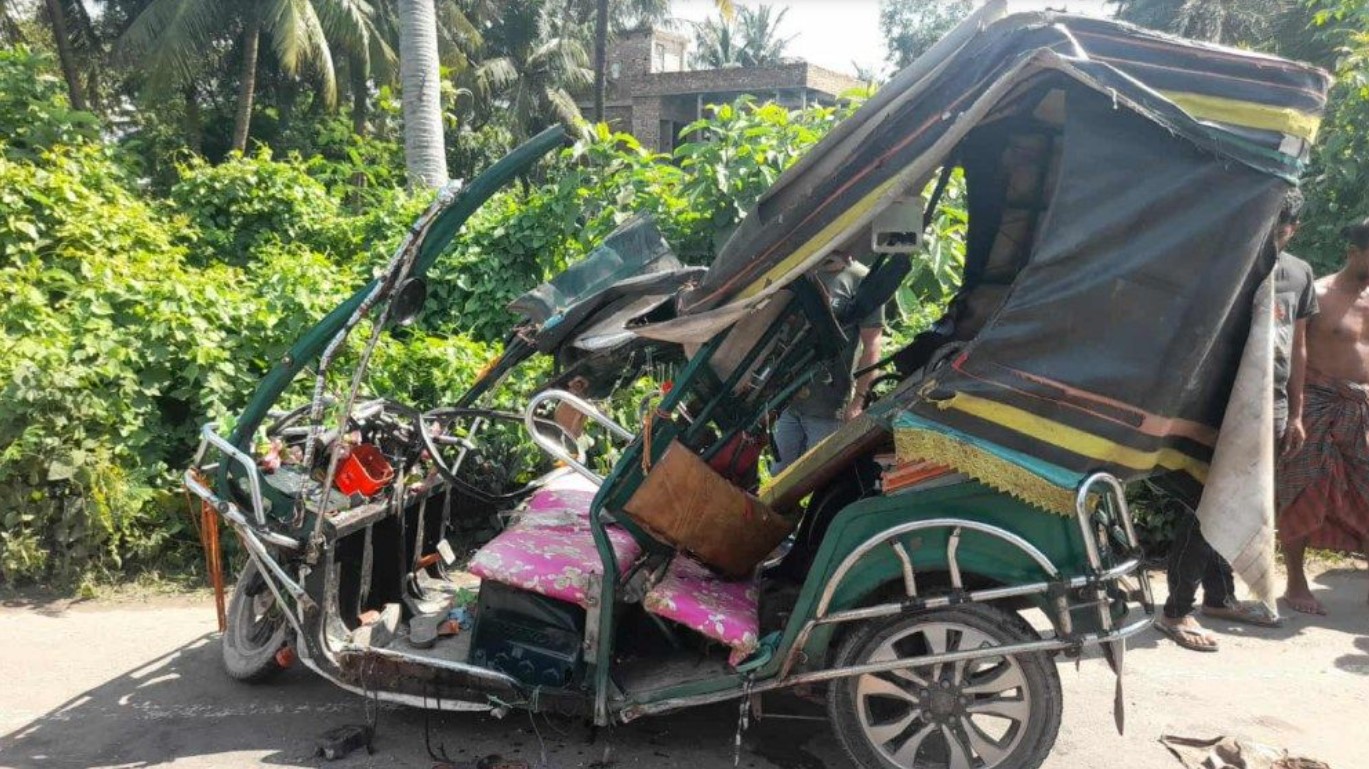 খুলনার ডুমুরিয়ায় ট্রাকের ধাক্কায় ইজিবাইকের ৩ যাত্রী নিহত