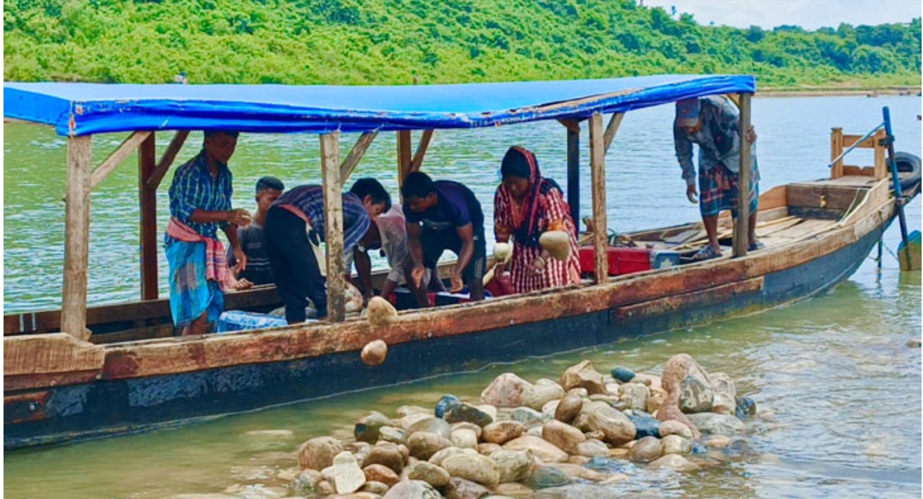 সিলেটের ডিসি সারওয়ারের আলটিমেটামে ফিরছে লুট হওয়া লাখ লাখ ঘনফুট পাথর