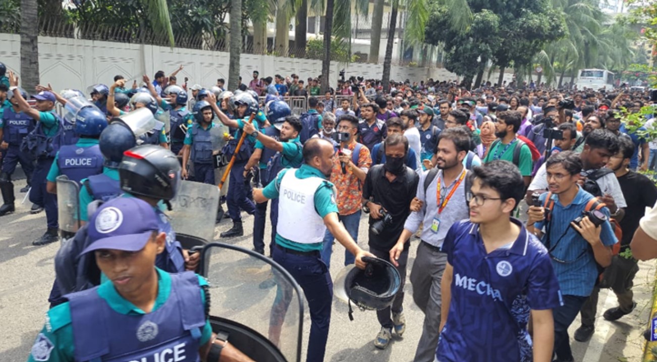 বুয়েট শিক্ষার্থীদের মিছিলে পুলিশের বাধা, টিয়ার শেল-সাউন্ড গ্রেনেড