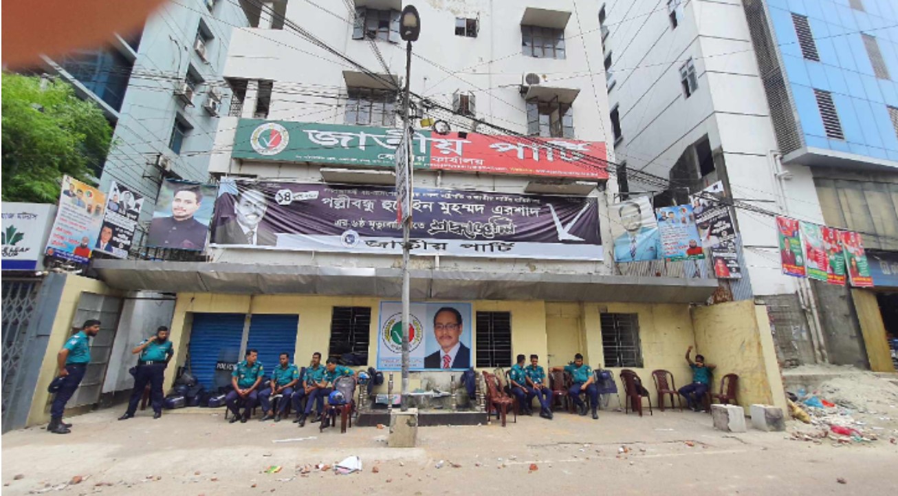  আজ সকাল থেকেই কাকরাইলে জাপার কার্যালয়ের সামনে পুলিশের অবস্থান