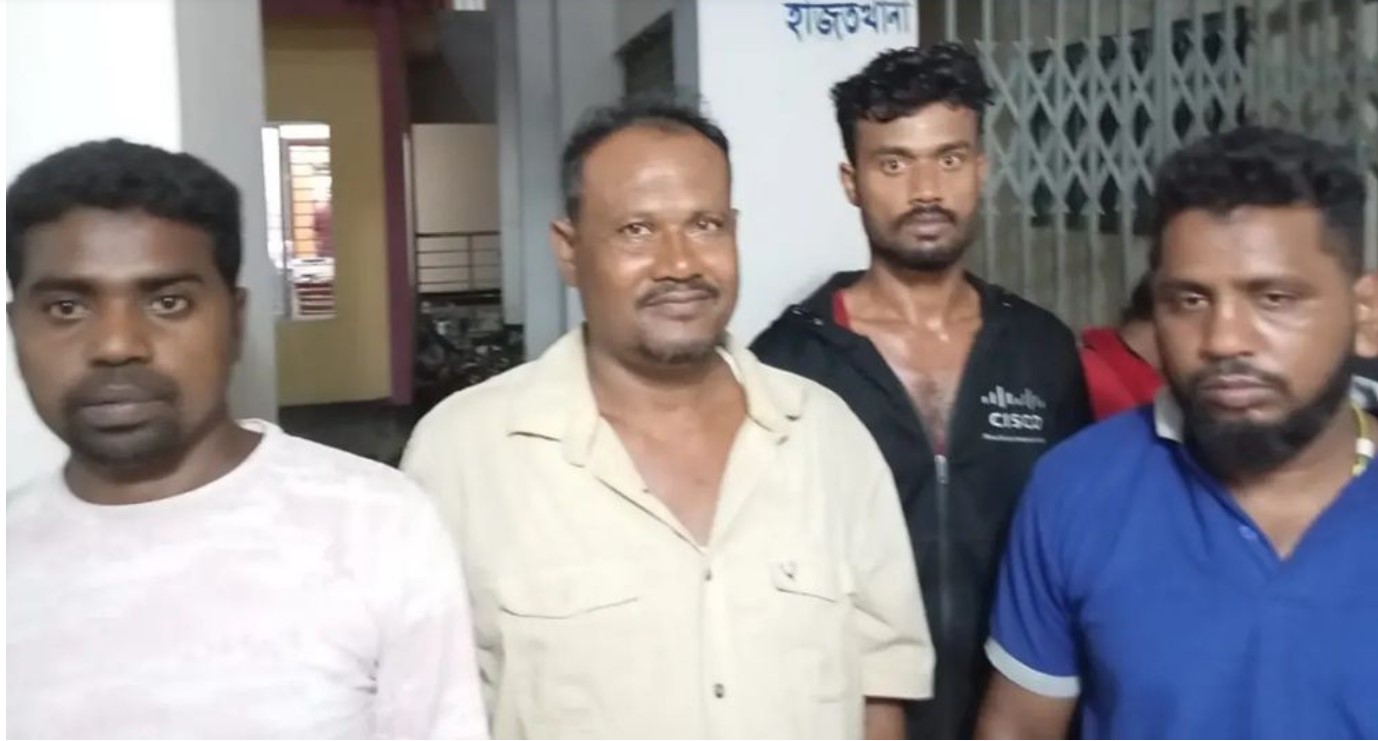 সাতক্ষীরা সীমান্তে আটক ১৪ বাংলাদেশিকে ফেরত দিলো বিএসএফ