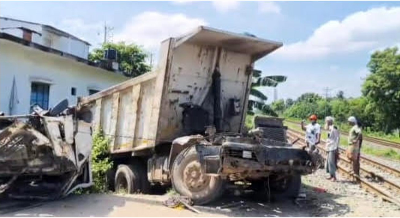 গাজীপুরে ট্রাক-ট্রেনের সংঘর্ষে ট্রাকমালিক ও চালক নিহত