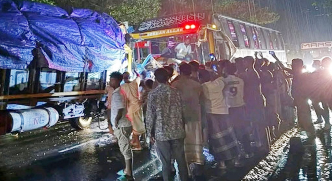চট্টগ্রামের লোহাগাড়ায় বাস-ট্রাক সংঘর্ষে একজন নিহত