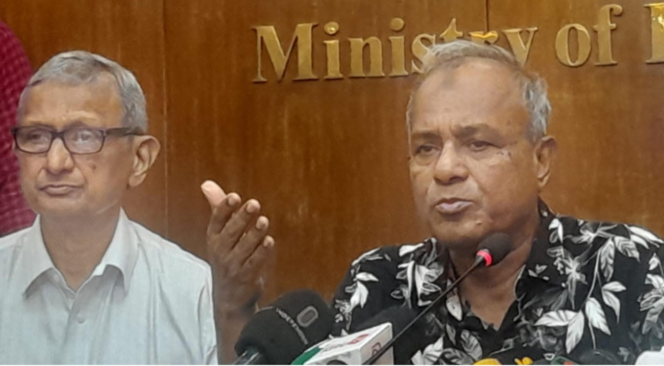 আরাকান আর্মি বেঁচেই আছেই মাদক বিক্রি করে: স্বরাষ্ট্র উপদেষ্টা