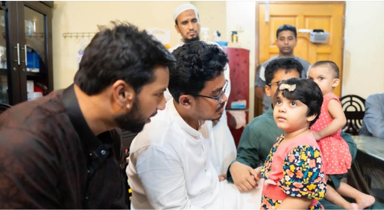 ডাকসুর নির্বাচিত নেতারা সাংবাদিক তরিকুলের পরিবারের পাশে 