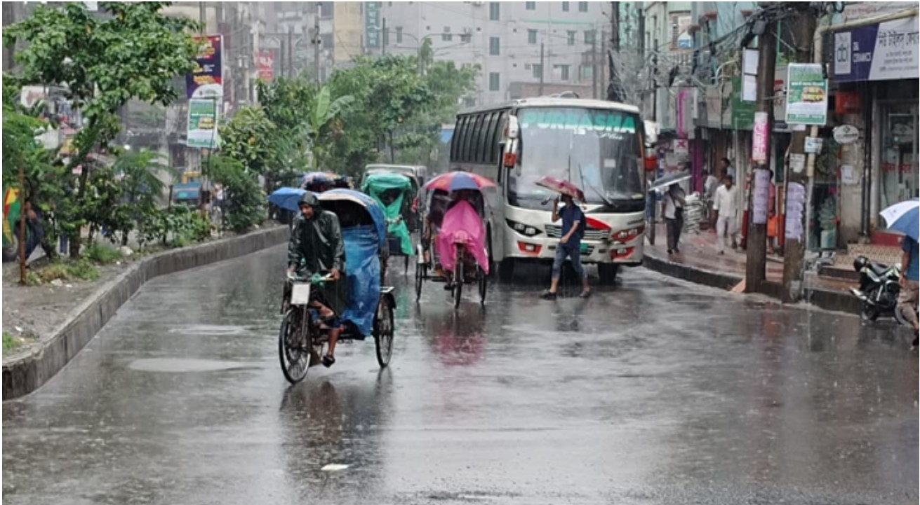 ৬ বিভাগে ভারী বৃষ্টির সতর্কতা, পাহাড় ধসের আশঙ্কা