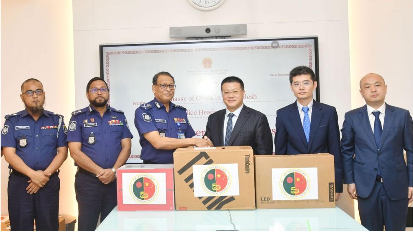 বাংলাদেশ পুলিশকে চীন দূতাবাসের কম্পিউটার উপহার