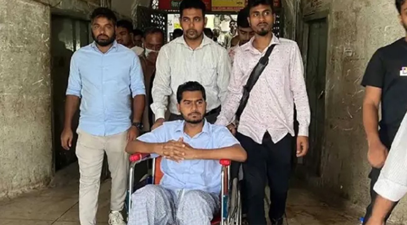 সরকারি খরচে চিকিৎসার জন্য সিঙ্গাপুর গেলেন নুরুল হক নুর