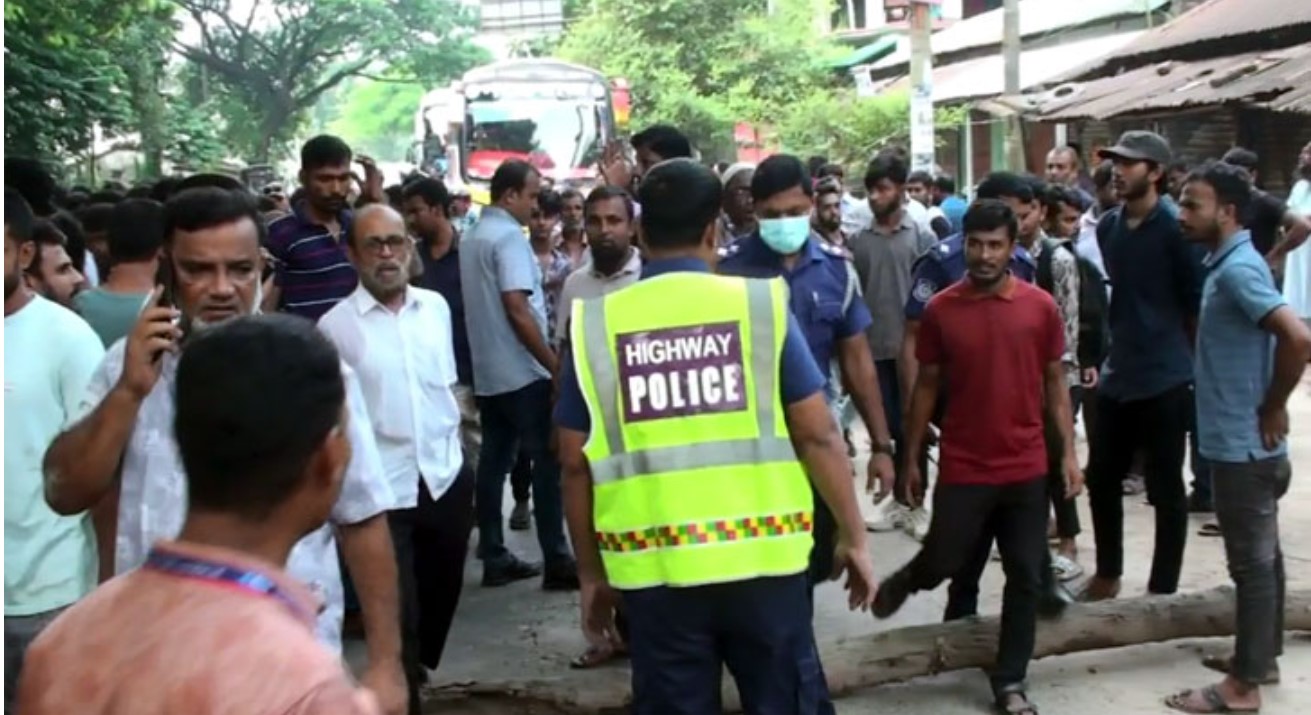 নাটোরে ট্রাকচাপায় প্রাণ গেল কারখানা শ্রমিকের