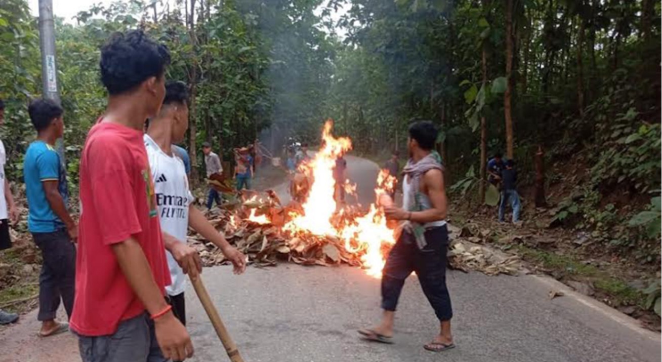 সকাল-সন্ধ্যা সড়ক অবরোধ চলছে খাগড়াছড়িতে 