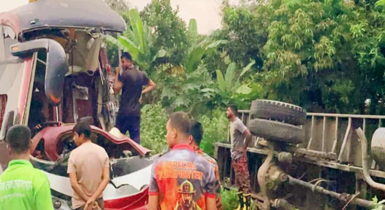 চট্টগ্রামের মীরসরাইয়ে কাভার্ডভ্যানে বাসের ধাক্কায় হেলপার নিহত