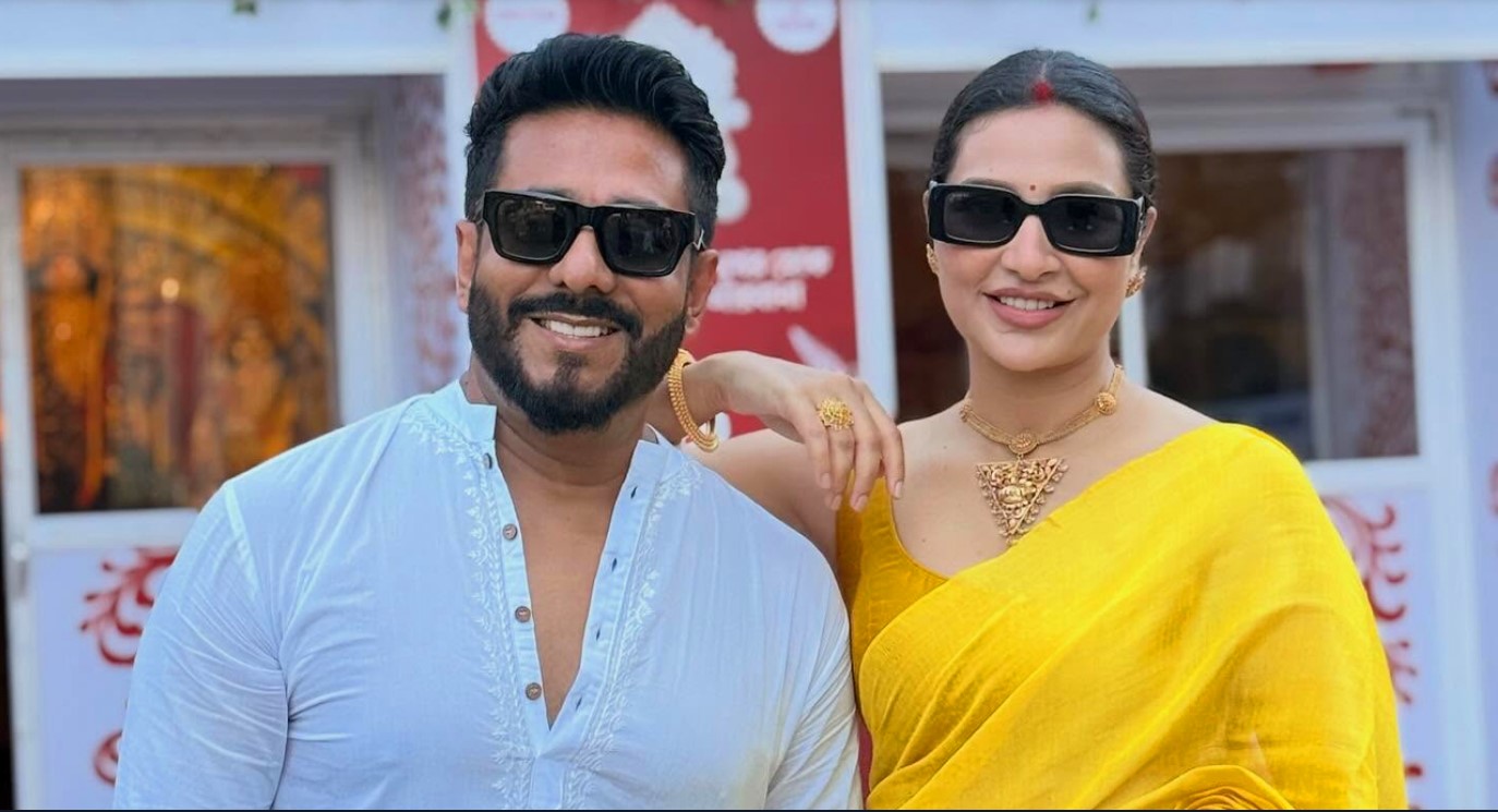 রাজ-শুভশ্রী দম্পতি সন্তানদের নিয়ে পূজার আনন্দে মাতলেন 