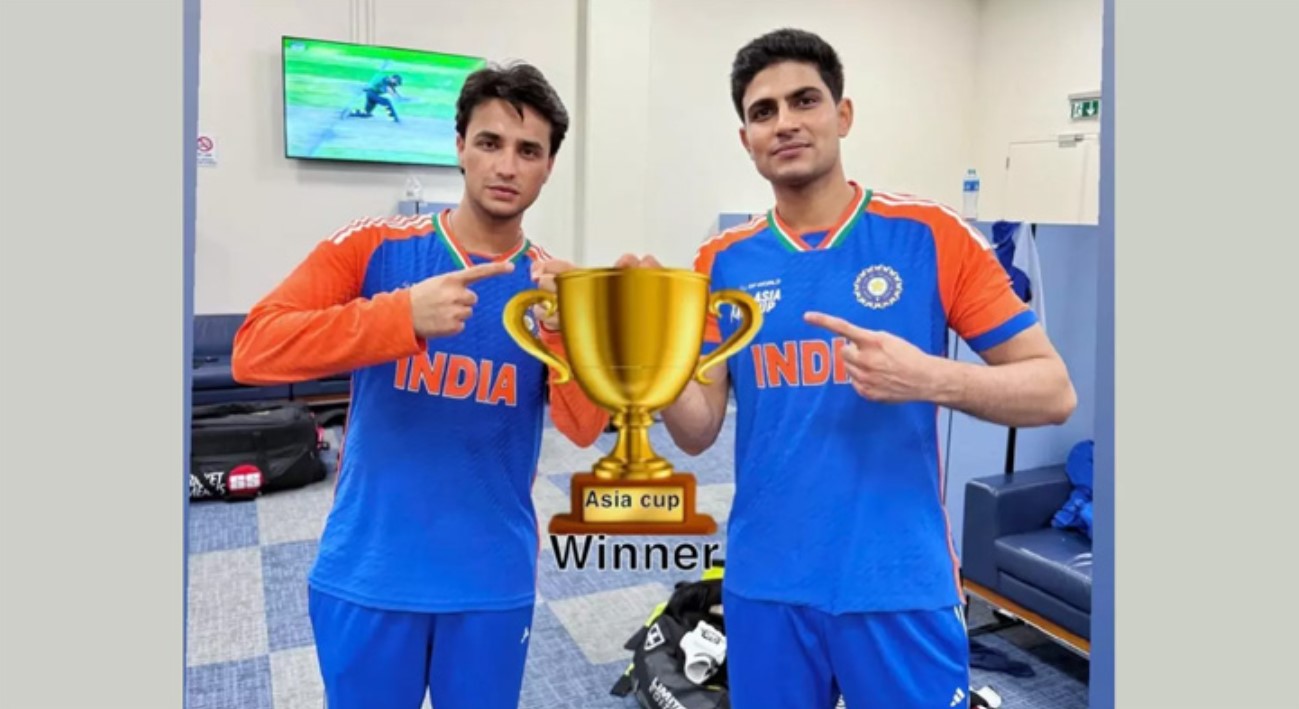 ভারতীয়দের আসল ট্রফি নিতে অস্বীকৃতি, নকল ট্রফি নিয়ে শিরোপা উদযাপন 