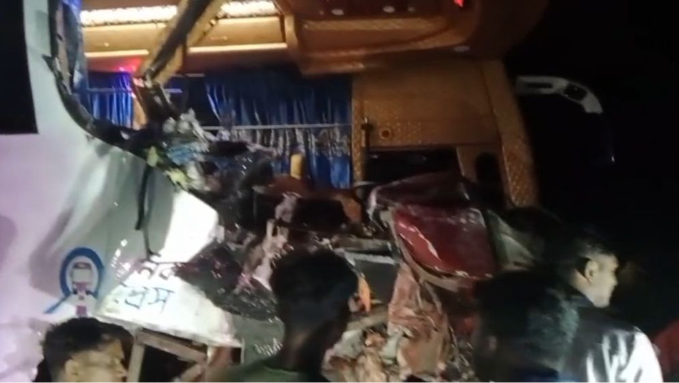 মাদারীপুরে বাস-ট্রাক মুখোমুখি সংঘর্ষে নিহত ১, আহত ১০