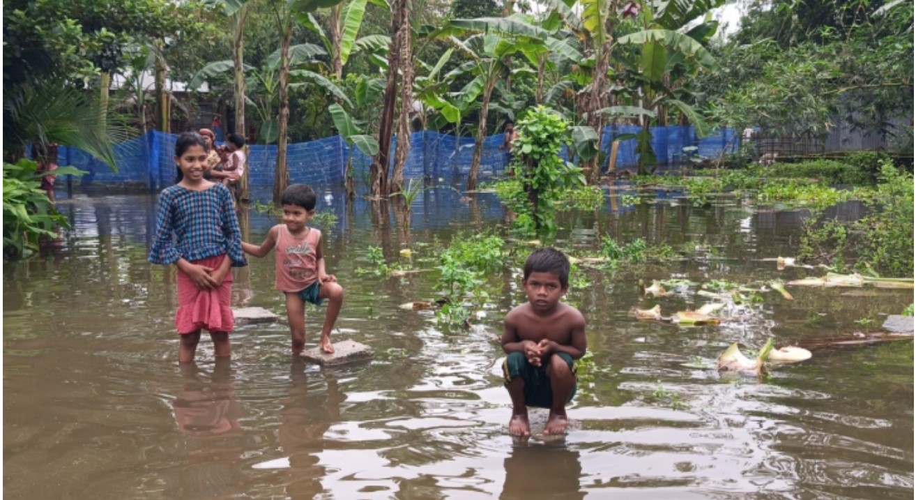 লালমনিরহাটে লাখো মানুষ পানিবন্দি, তিস্তাপাড়ে বন্যা