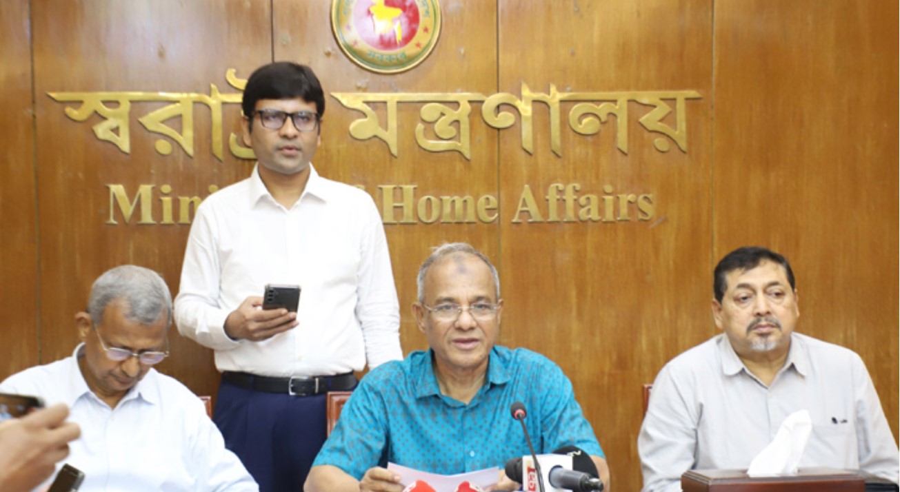 আমার ছেলে-মেয়ে সবাই দেশে, একা ‘সেফ এক্সিট’ নিয়ে কী করব: স্বরাষ্ট্র উপদেষ্টা
