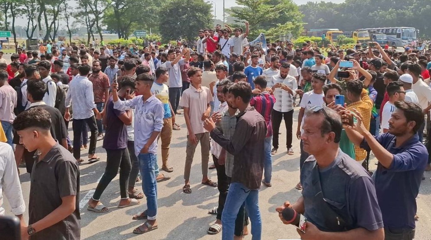 টাঙ্গাইল জেলাকে ঢাকা বিভাগেই রাখার দাবিতে মহাসড়ক অবরোধ