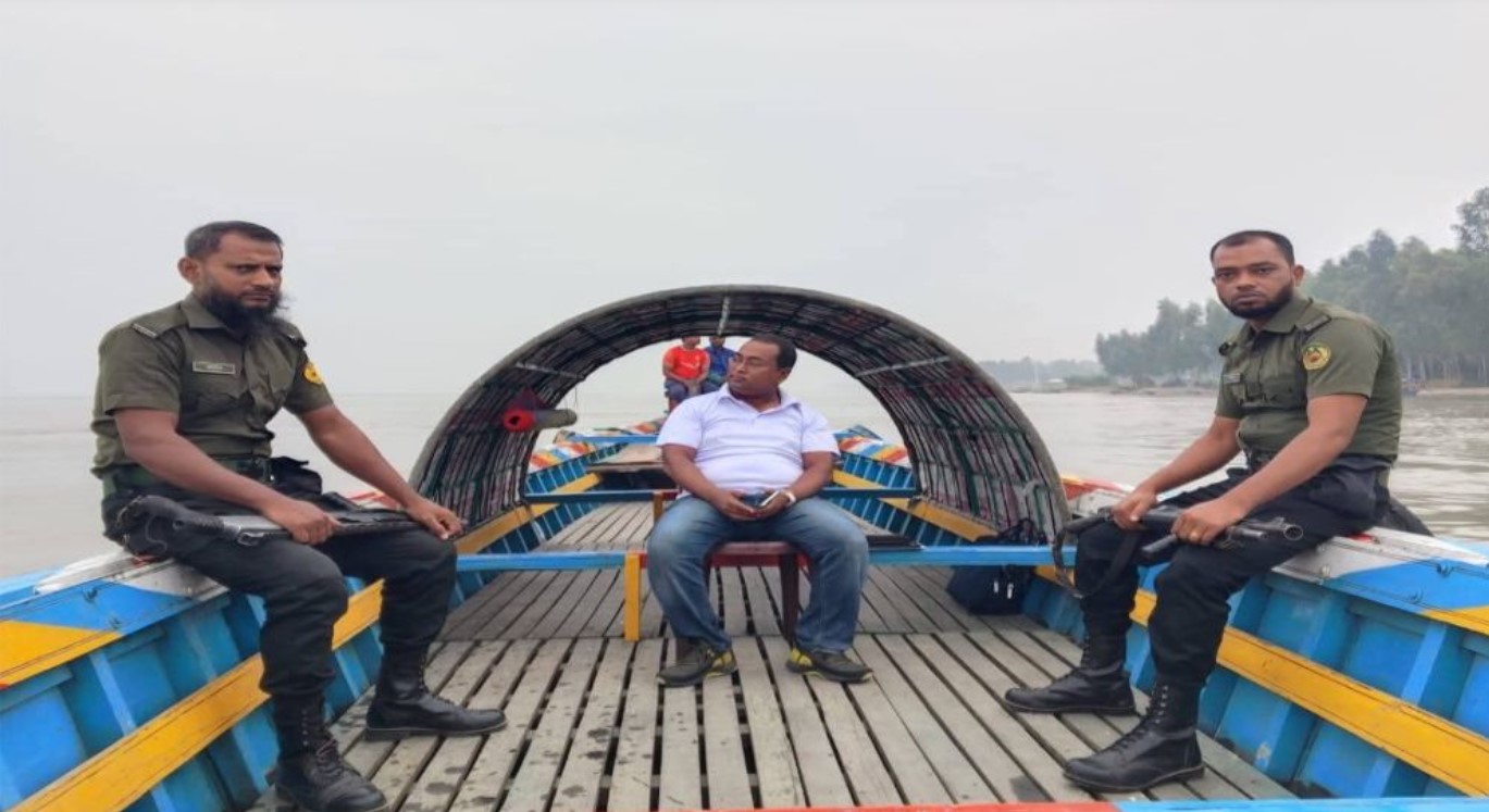 সিরাজগঞ্জে যমুনা নদীতে মা ইলিশ রক্ষা অভিযানে অস্ত্র খোয়ালেন আনসার সদস্য