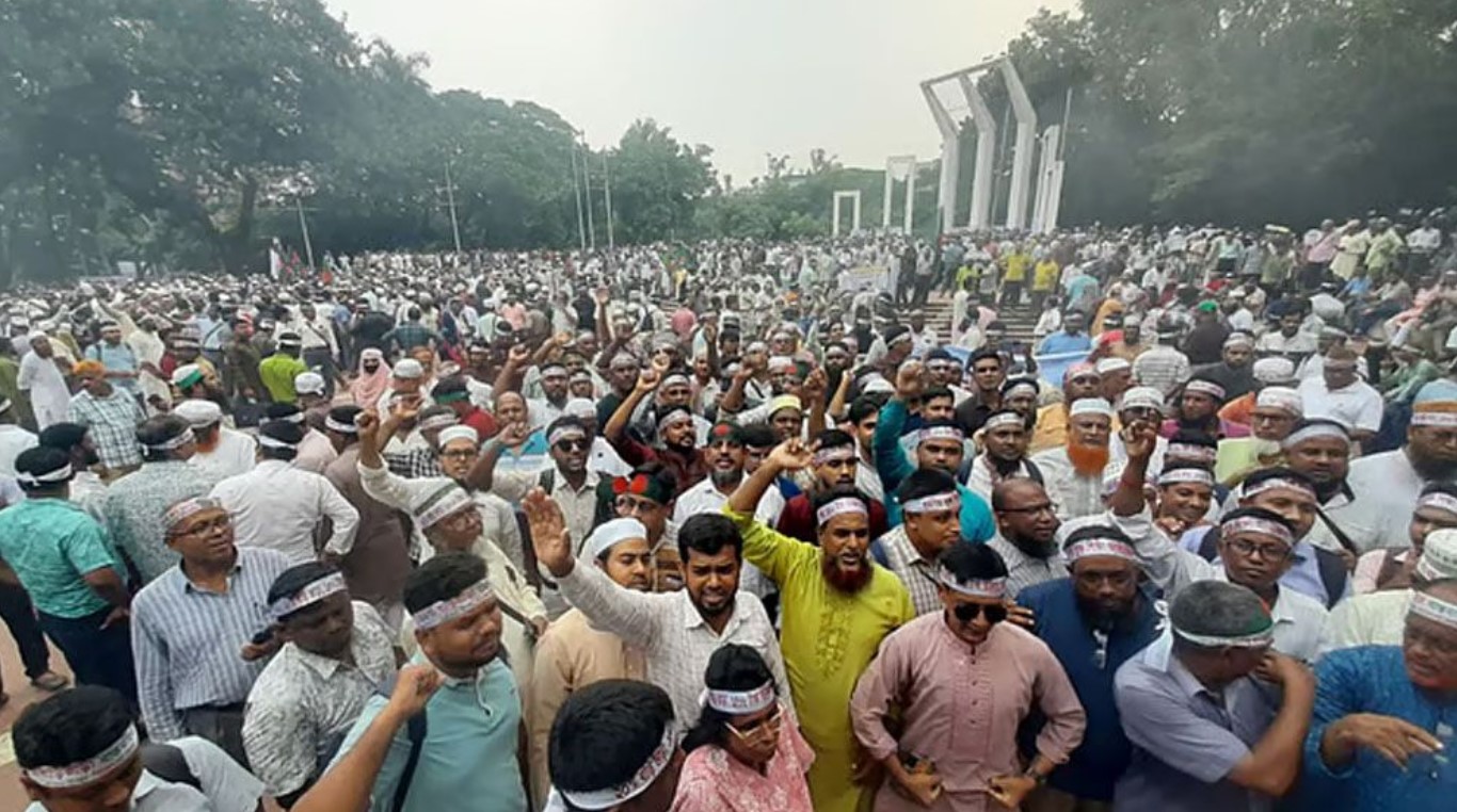 আন্দোলনরত শিক্ষকদের শহীদ মিনার থেকে আলটিমেটাম ঘোষণা