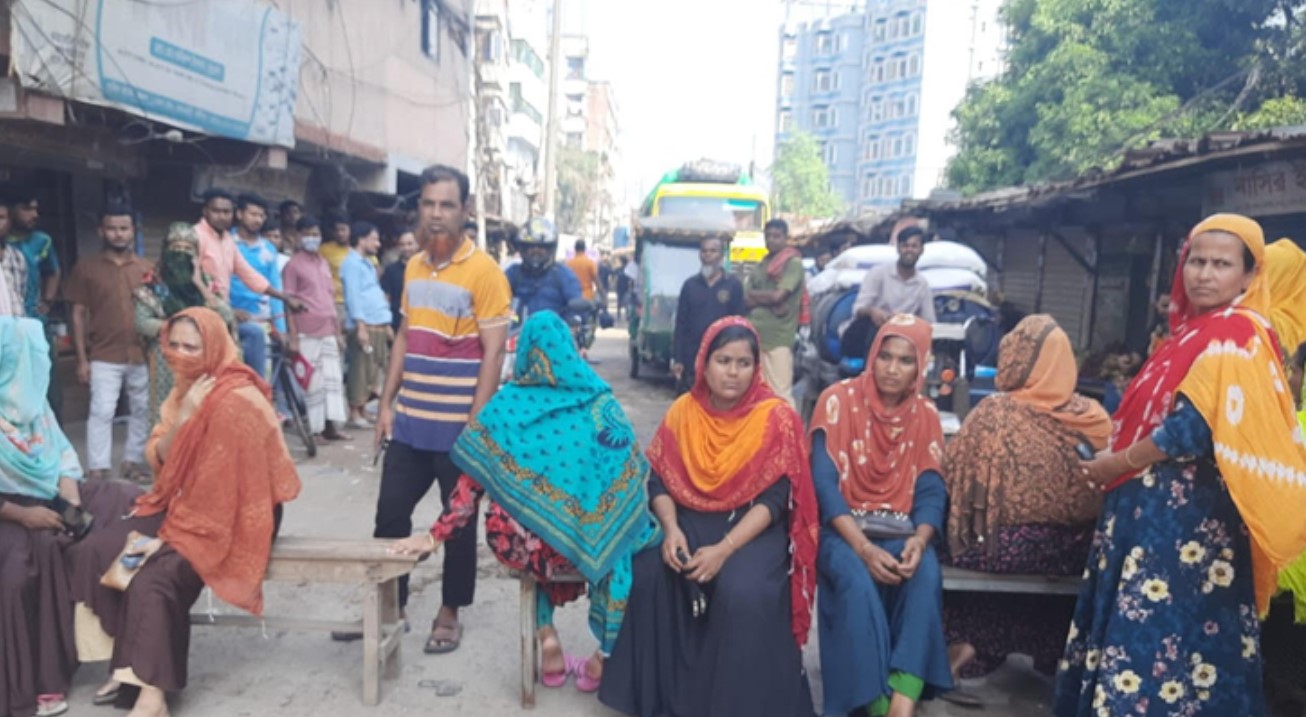 গাজীপুরে বেতনের দাবিতে পোশাক কারখানা শ্রমিকদের বিক্ষোভ 