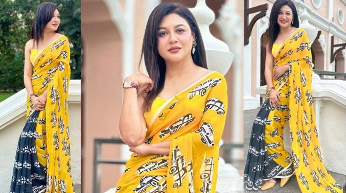 জয়া আহসান হলুদ শাড়িতে রূপের মায়া ছড়াচ্ছেন