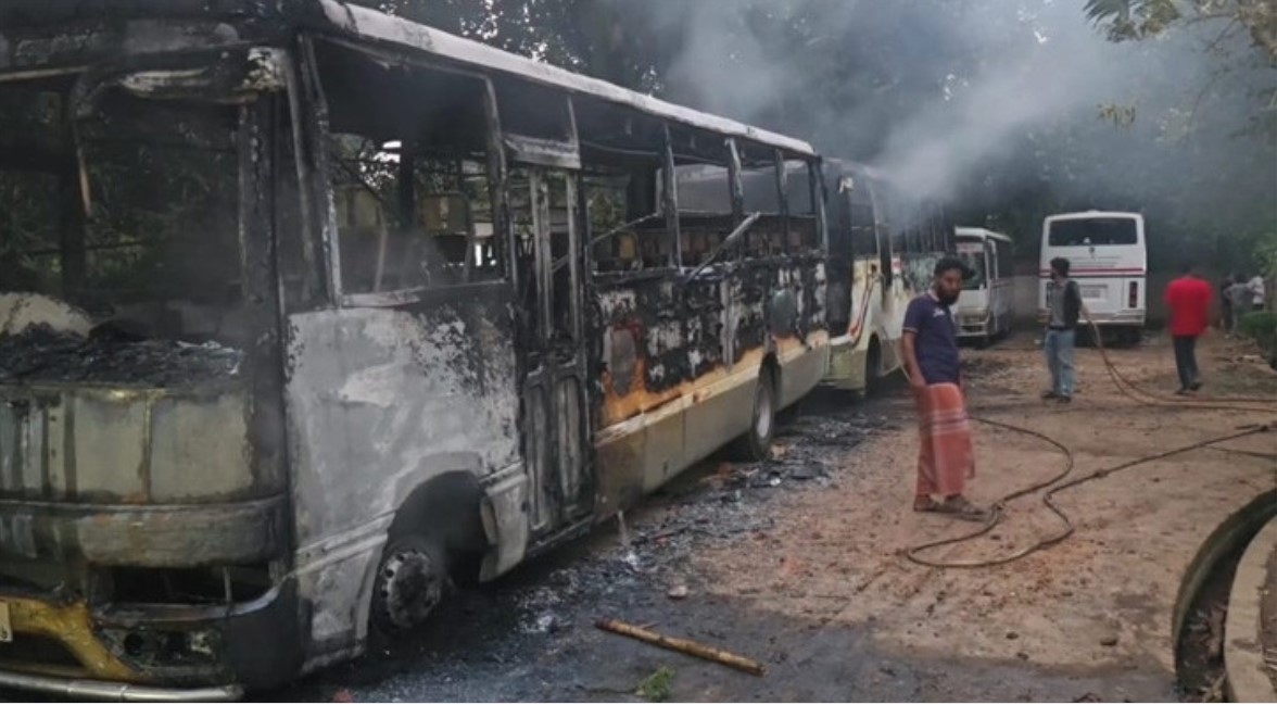 ড্যাফোডিল ও সিটি ইউনিভার্সিটির শিক্ষার্থীদের সংঘর্ষ, বাস ও কারে অগ্নিসংযোগ