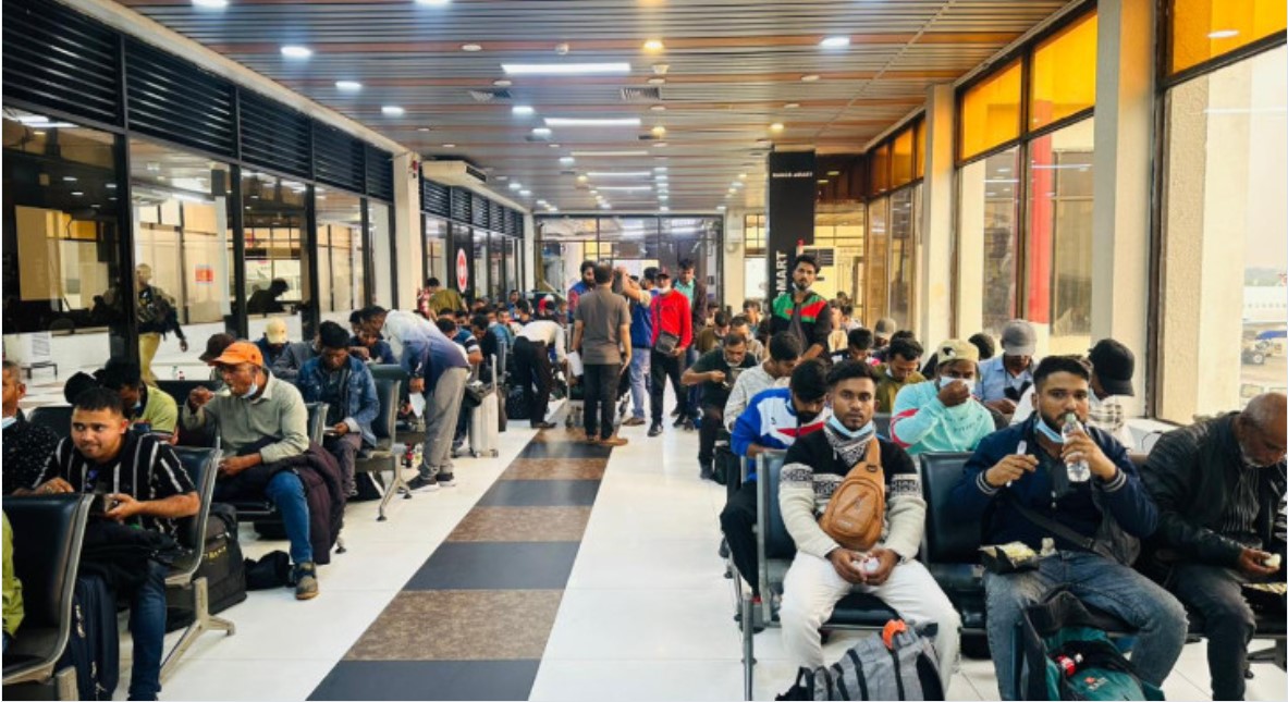 লিবিয়া থেকে ১৭৪ বাংলাদেশি স্বেচ্ছায় দেশে ফিরলেন