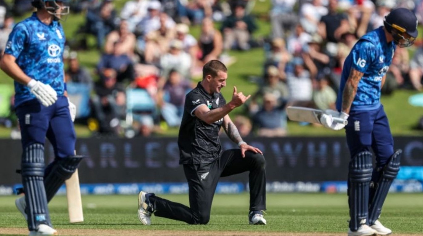 ইংল্যান্ডকে ১২ বছর পর হারালো নিউজিল্যান্ড