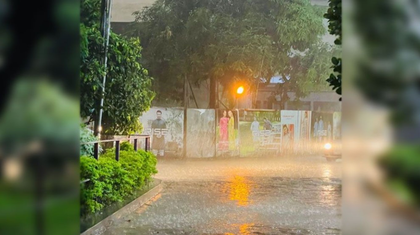 বিকালেই নেমে এলো সন্ধ্যা, রাজধানীতে মুষলধারে বৃষ্টি হচ্ছে