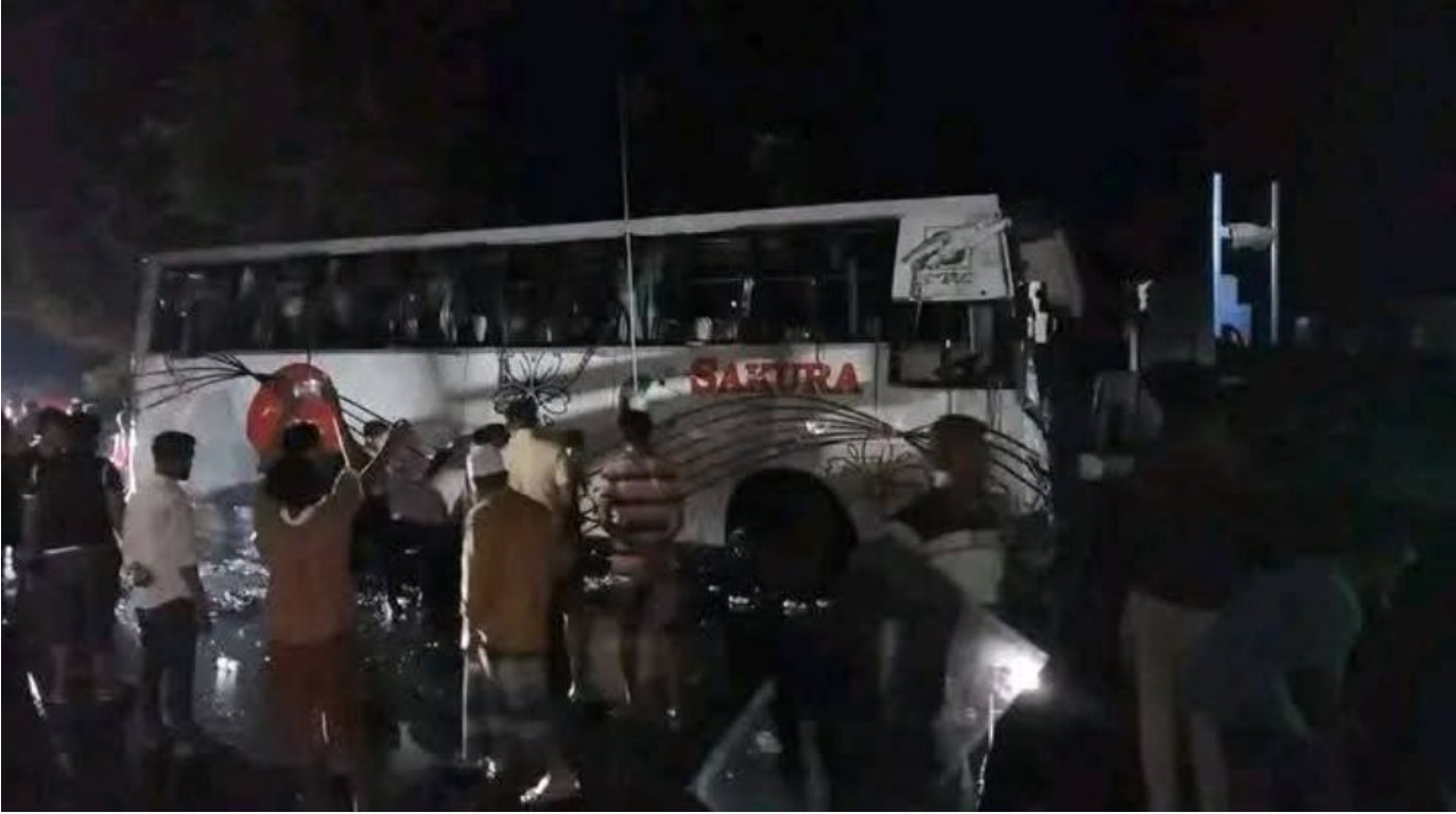 ঢাকা-ভাঙ্গা এক্সপ্রেসওয়েতে বাস উল্টে আহত ১৫ যাত্রী 