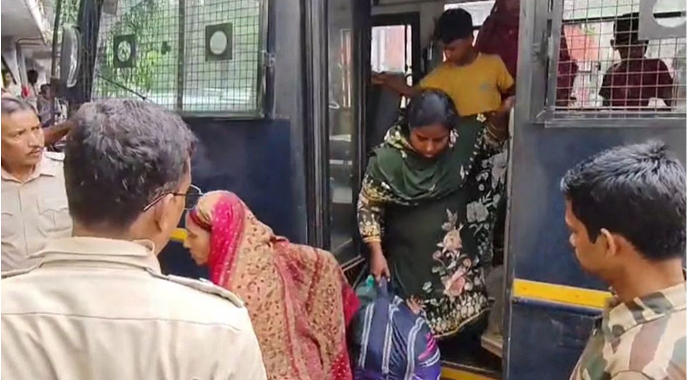 উত্তপ্ত পশ্চিমবঙ্গের রাজনীতি: ৪৫ বাংলাদেশি গ্রেফতার প্রসঙ্গ