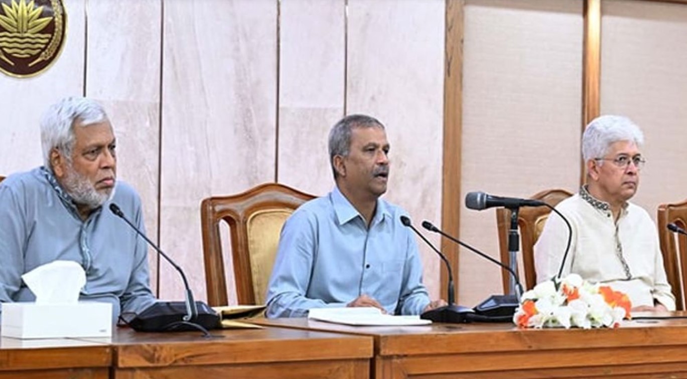 আইন উপদেষ্টা ৬ মিনিটের সংবাদ সম্মেলনে যা বললেন 