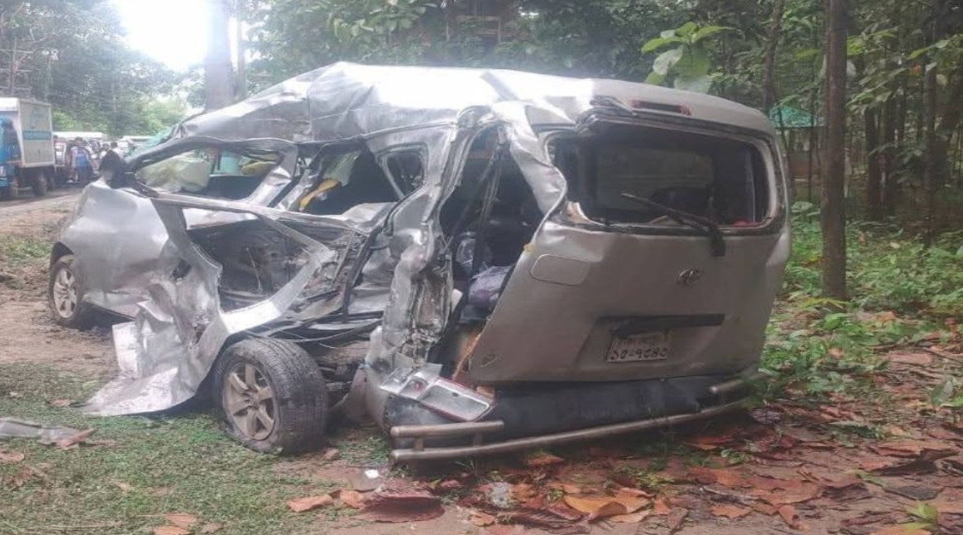 চকরিয়ায় বাস-মাইক্রোবাস সংঘর্ষে একই পরিবারের ৫ জন নিহত