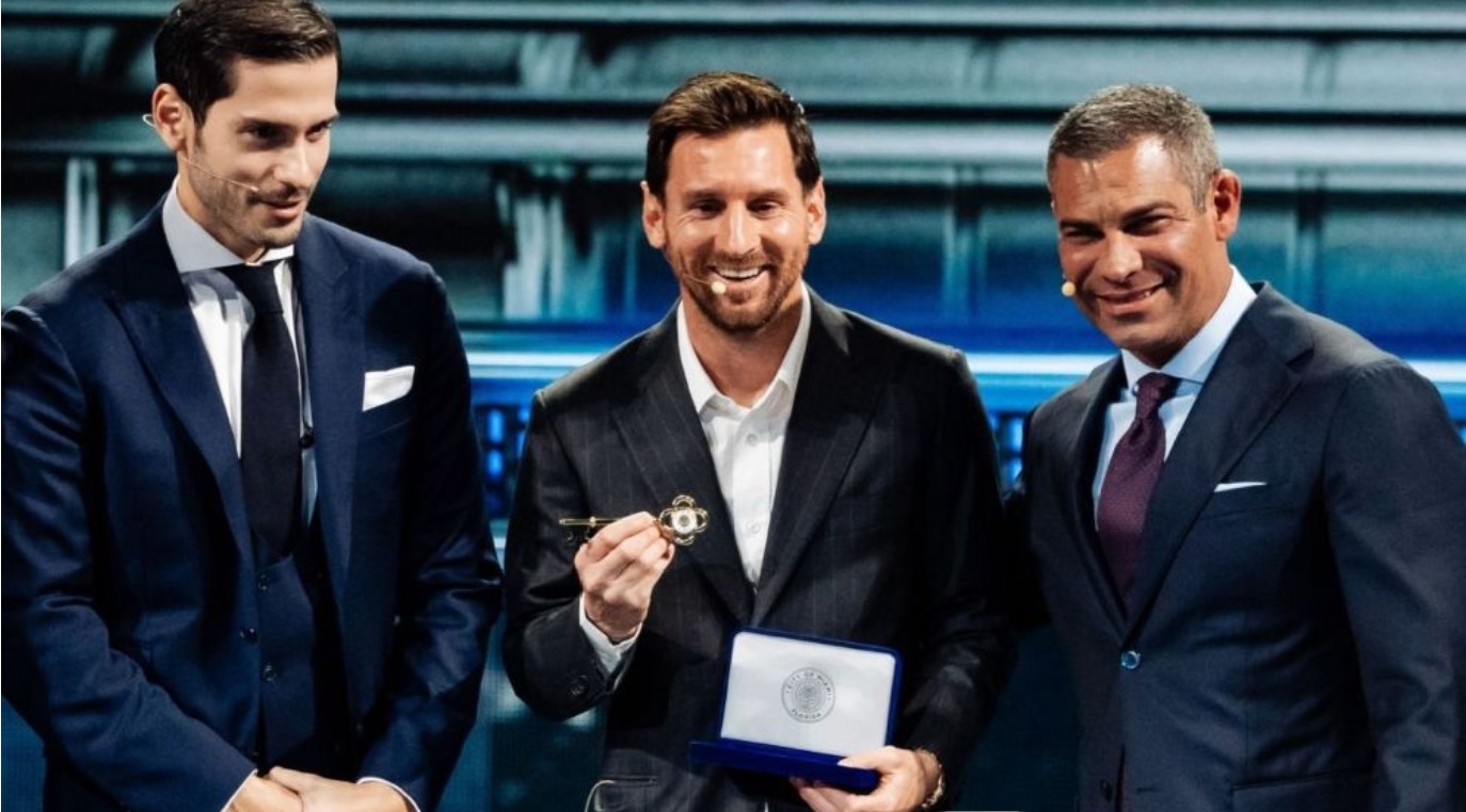 ফ্লোরিডায় মেসির হাতে শহরের চাবি তুলে দিলেন মিয়ামির মেয়র