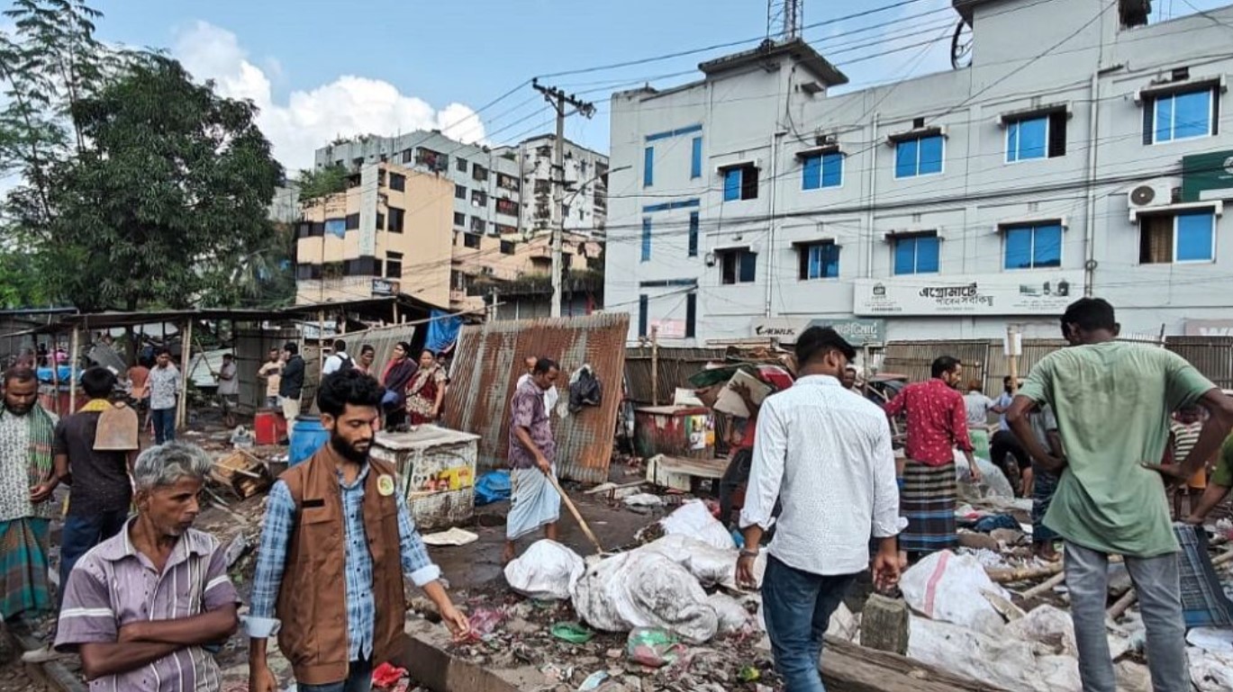 গাজীপুরের জয়দেবপুরে রেলের জমি থেকে শতাধিক দোকানপাট উচ্ছেদ