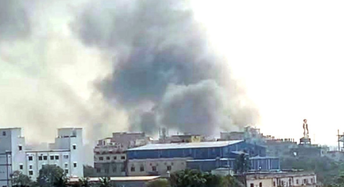 টঙ্গীর মিলগেট এলাকায় তুলার গুদামে আগুন, নিয়ন্ত্রণে ৭ ইউনিট কাজ করছে