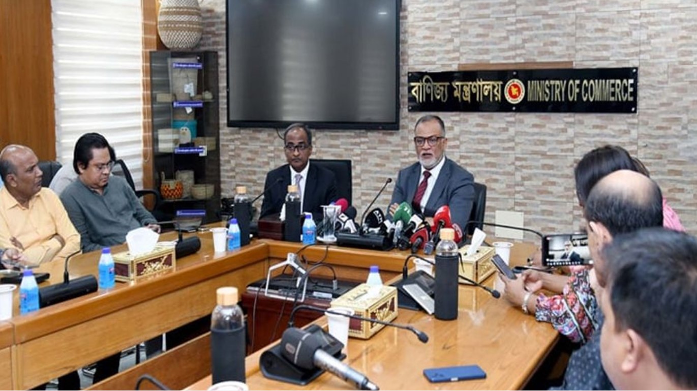 পেঁয়াজের দাম ৪-৫ দিনের মধ্যে না কমলে আমদানি: বাণিজ্য উপদেষ্টা