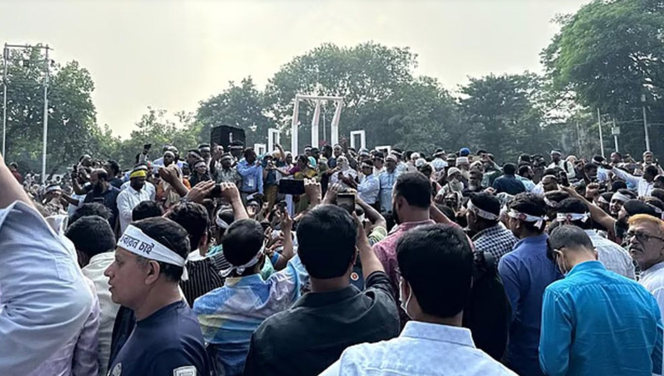 শহীদ মিনারে ৩য় দিনের মতো শিক্ষকদের অবস্থান কর্মসূচি চলছে