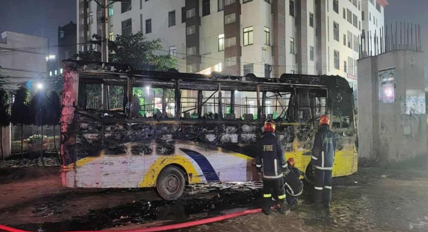 সাভারে যাত্রীবাহী বাসে আগুন দিয়েছে দুর্বৃত্তরা, গুলিবর্ষণ