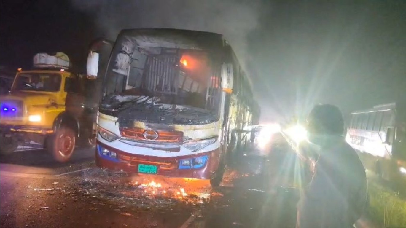 ঢাকা-টাঙ্গাইল মহাসড়কে যাত্রীবাহী বাসে আগুন দিয়েছে দূর্বৃত্তরা