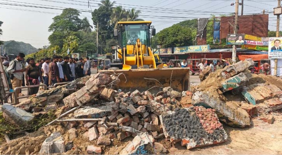 ঝিনাইদহে শেখ মুজিবের ‘এক তর্জনি’ স্তম্ভ গুড়িয়ে দিলো বিক্ষুব্ধ ছাত্র-জনতা