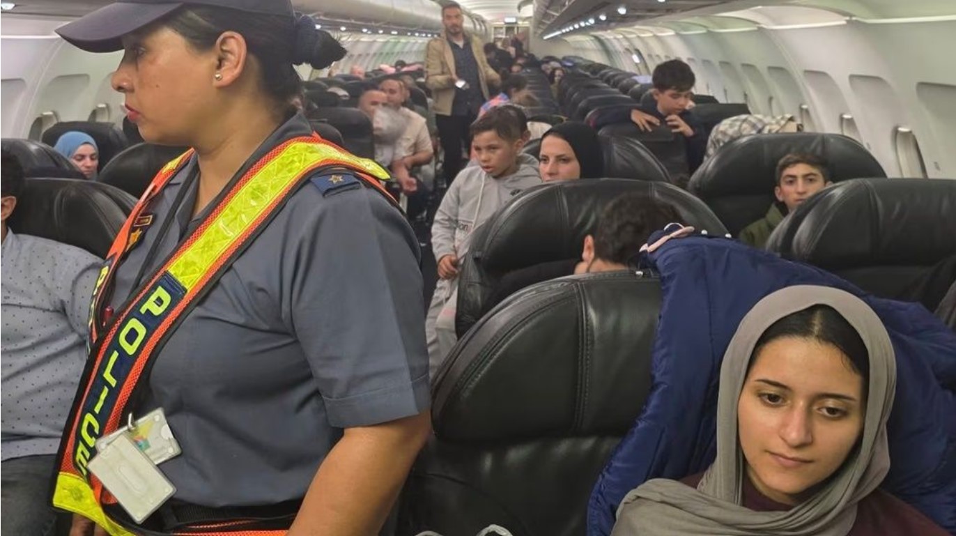 রহস্যময় ফ্লাইটে কয়েক শ ফিলিস্তিনি দক্ষিণ আফ্রিকায়, নেপথ্যে কারা?