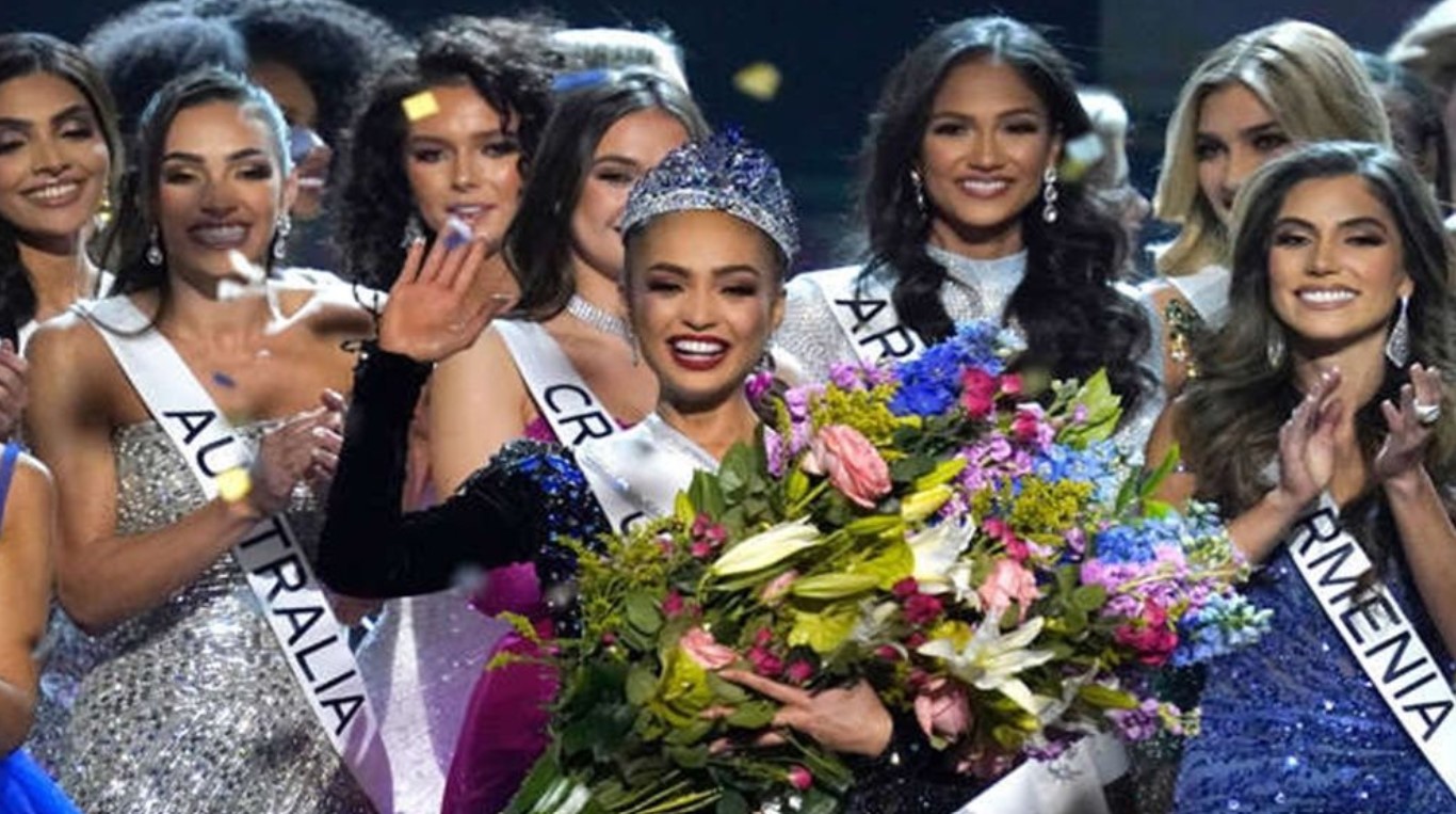 মিস ইউনিভার্স থেকে দুই বিচারকের পদত্যাগ যে কারণে 